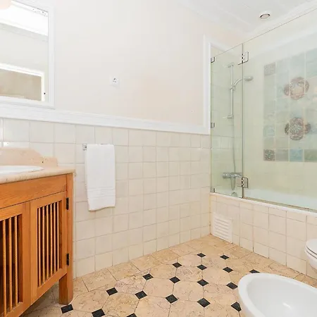 Daire Stylish 2bd In Chiado *