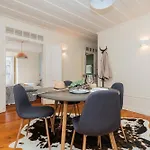 Stylish 2bd In Chiado Apartment *