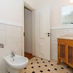 Stylish 2bd In Chiado Apartment *