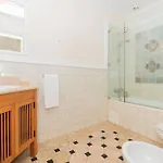 Stylish 2bd In Chiado * リスボン