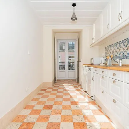 Stylish 2bd In Chiado Apartment
