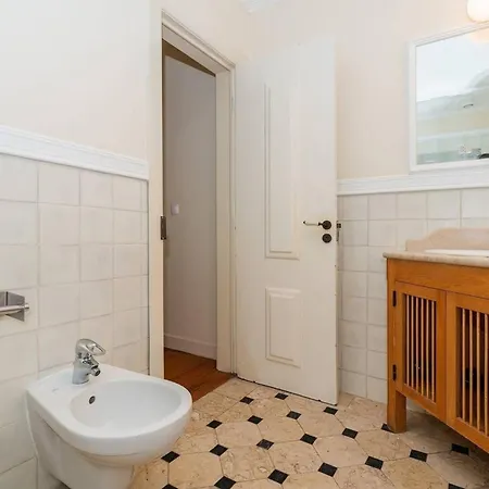 Stylish 2bd In Chiado Apartment *